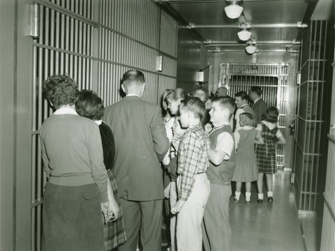 Image of 1960_02_omaha_branch_children_touring_cash_area